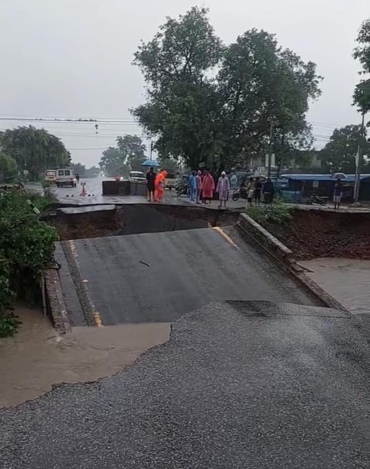 बाढीले पूर्वपश्चिम राजमार्ग अन्तर्गत कन्चनपुरको सुडामा कलभर्ट बगायो